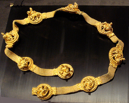 Scythian belt from Tillya Tepe, Afghanistan, with depictions of Dyonisus riding a lion, da