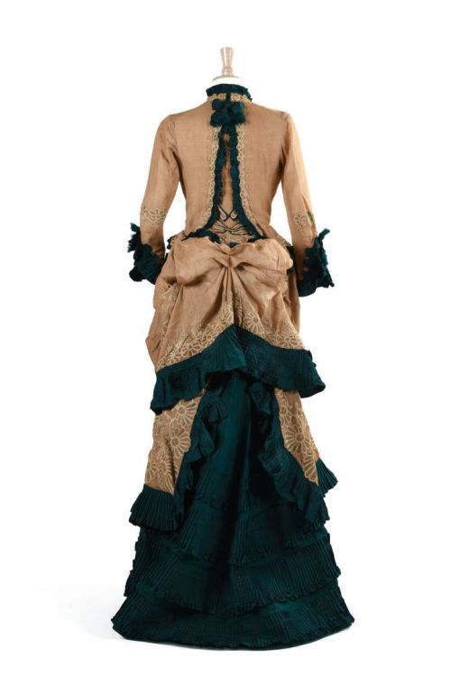 Walking dress, 1870′sFrom Enchères Sadde via Interencheres