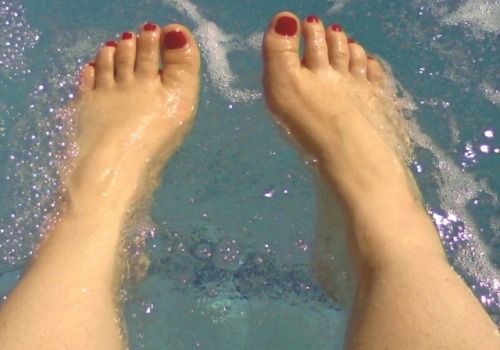 chellywall: I have so many request for more pictures of my feet and toes… So.. Here are my fe