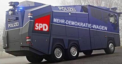 leftsidejoint:  dasbisschentotschlag:  Neue Charme-Offensive der Hamburger SPD.  :D