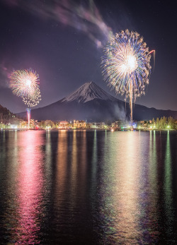 kawaiitheo:  Fuji &amp; Fireworks by Yuga Kurita 