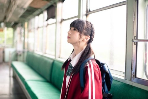 荻野由佳さんのツイート: おはようございまーーーす！！！ 起きてますかー？？ 今日も1日、ファイトー！！ 写真は 11時から販売されるNGTの生写真です 通学電車 … なぜかジャージ羽織