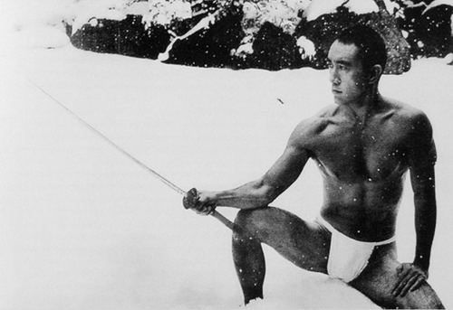 Desde quando começou a se dedicar ao culto do corpo, Yukio Mishima sentiu-se inclinado a expô-lo; e o fez de maneira diversa contando com o talento de alguns amigos fotógrafos. As quatro primeiras imagens são do fotógrafo Kishin Shinoyama; e a...