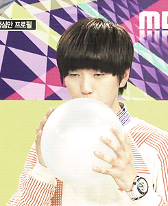 7ae-deactivated20140920:  sandeul trying to inhale helium.   