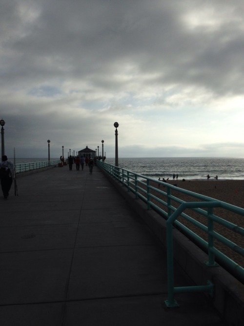 Currently at Manhattan Beach for a business dinner. Man, this beach is so clean and pretty…