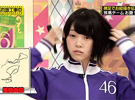tebasaki-army:  Barefoot Drawing Relay - Young Team (Object: Banana) Seriously, how can they even hope to win this thing when they have the terrible twosome in their team. Though in all fairness, drawing was wrong even before it reached Ikuchan, lol.