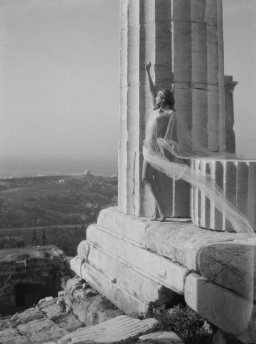 Nelly&rsquo;s Mona Paeva at the Acropolis (1929). Elli Sougioultzoglou-Seraidari &ldquo;Nell