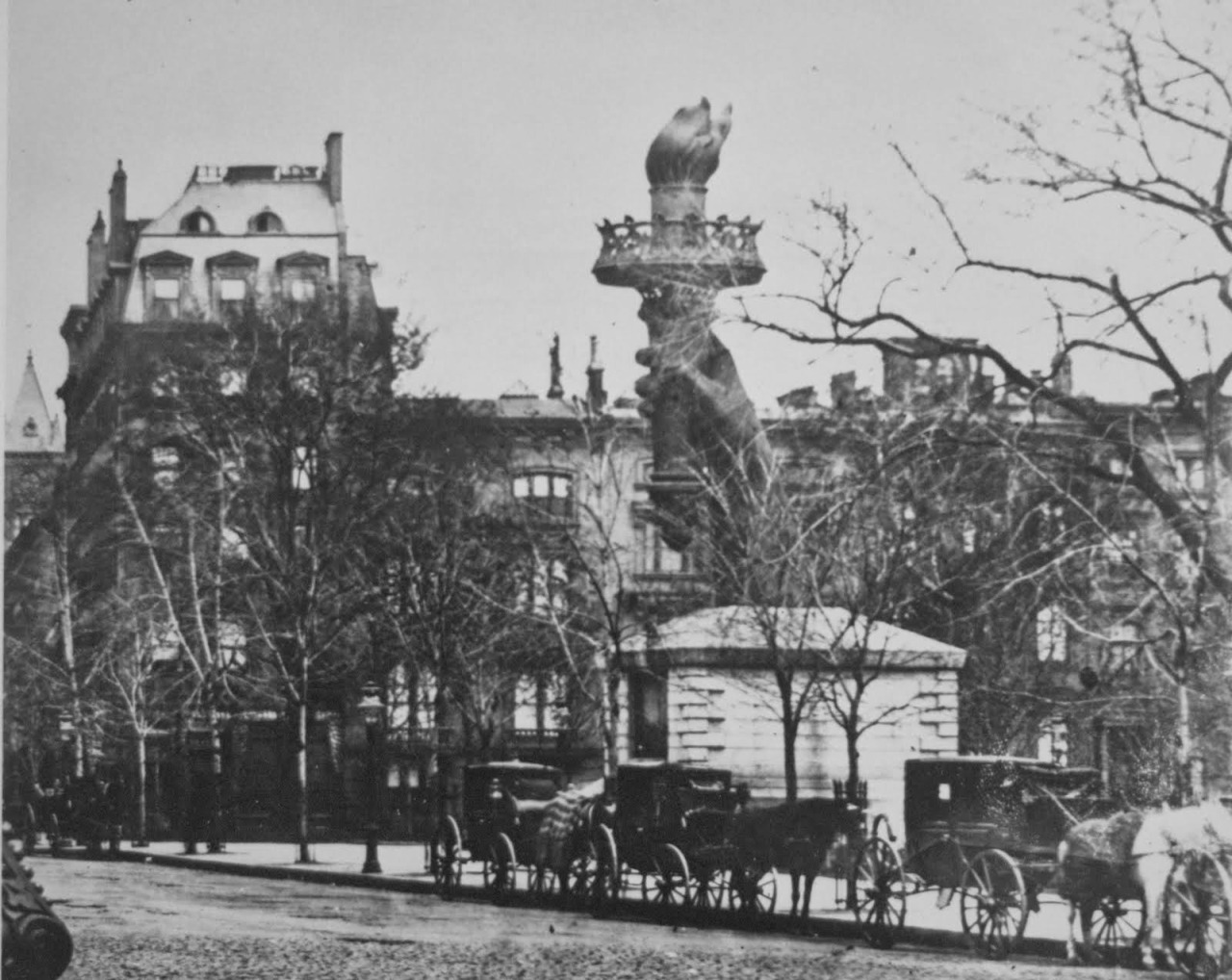 historicaltimes:  Statue of Liberty’s hand and torch parked in front of the western