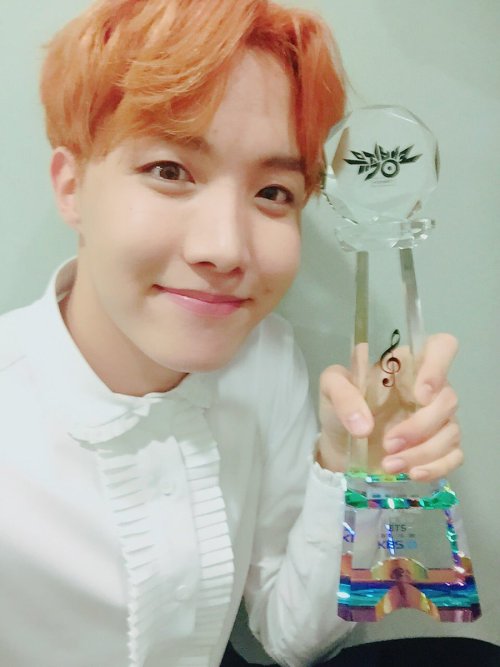 livelovehoseok: 8/∞ hobi’s favorite selcas