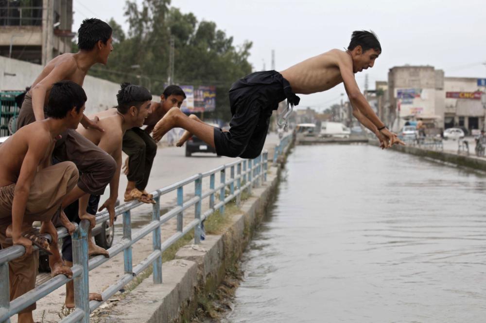 vicenews:  In Photos: Trying to Beat the Heat Wave That Has Already Killed Hundreds