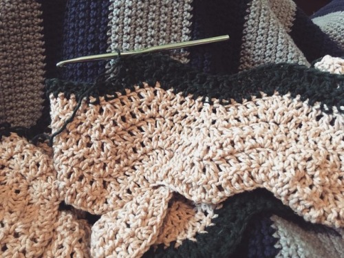 Comfort crocheting. . . . #crochetersofinstagram #crochet #crocheting #wip #lumpycat #handmade #cr