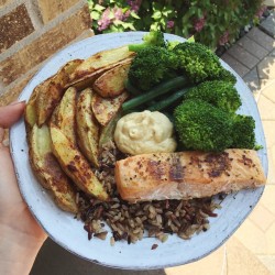 goodhealthgoodvibes:  Wild rice, baked salmon and potato wedges, steamed veggies and hummus to dip! So good  Instagram - goodhealthgoodvibes