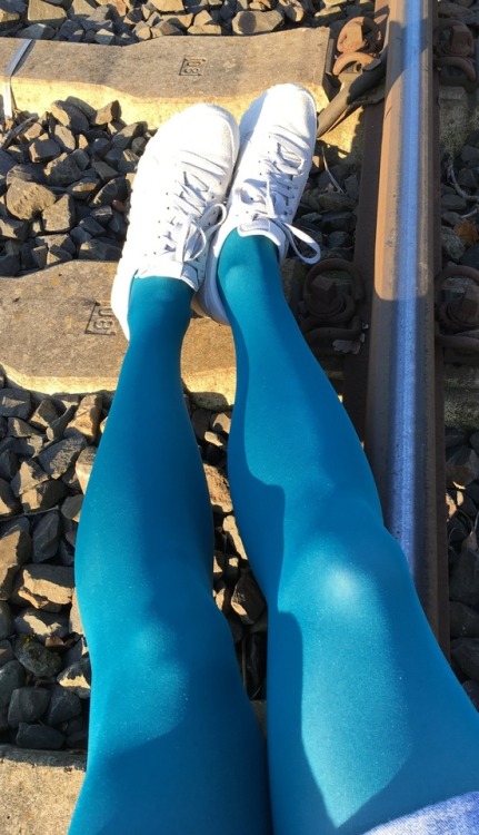 rfwka:   “Calzedonia - Soft Touch” in turquoise …  Interesting how different the same pantyhose can look like - purely due to a different angle and intense of the sunlight … (affecting the automatic white balance of the camera?!?🤔)