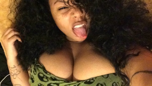 alldaysexxxy:  theblvcksapiosexual:  🍀💀  Gorgeous