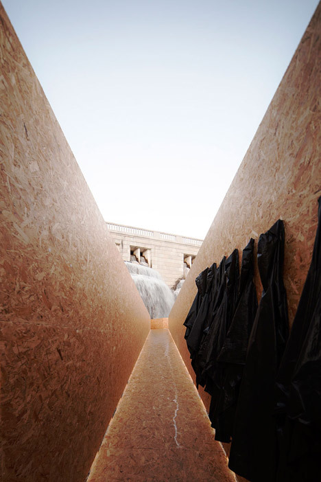 LISBON FALLS / Marcelo DantasLisbon Falls VIDEOThis wooden pathway installed over the Fonte Luminosa