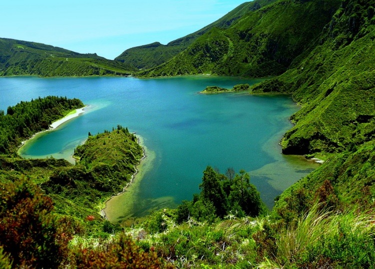 theencompassingworld:  renamonkalou:  Lagoa do Fogo, Ilha das Flores,- Açores -