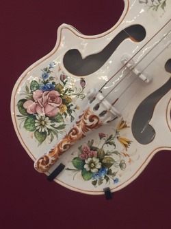 girlhorror: Majolica Ornamental Violin Bassano del Grappa 