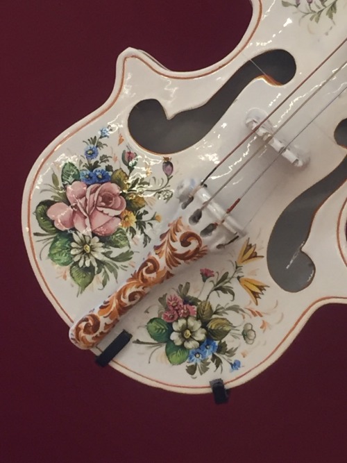 girlhorror:Majolica Ornamental Violin Bassano del Grappa