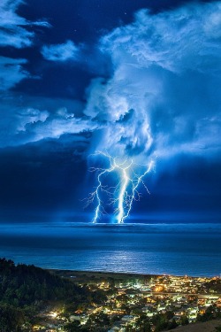 ponderation:  Lightning Strike over the Pacific.