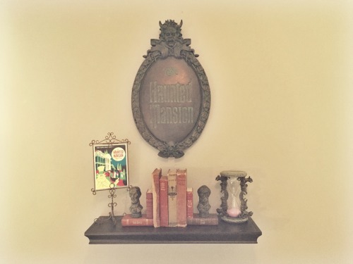 stayupallday-sleepupallnight:My haunted mansion guest room is finally finished and I love how it tur