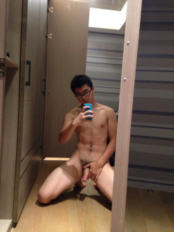 hong-kong-gay-public-fun:  大隻+眼鏡+大𨶙⋯⋯令我立即出𨳊汁系列之五 