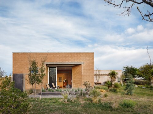 keepingitneutral:  “Rammed-Earth” Addition, Marfa, Chihuahuan Desert, Texas,Dust Architects 