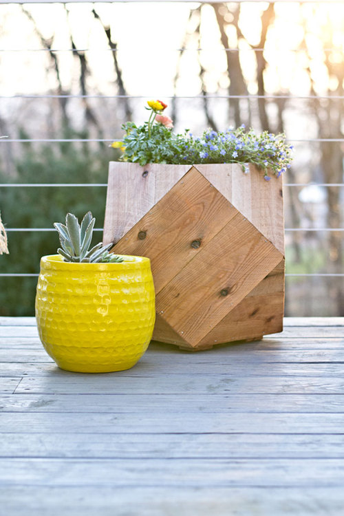 (via Deck Makeover with Hanging Bench and Privacy Curtains)Blogger / Designer Sarah Dorsey used mate