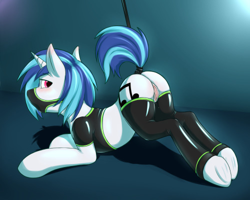 dafs-fungeon:  Little thingy based on @pony-butt-express‘s Vinyl pic, since I really liked the latex outfit. 