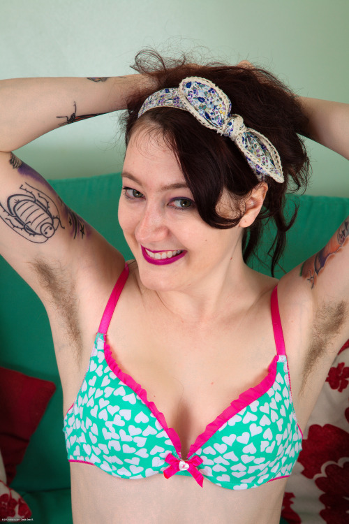 progressiveisouronlyfuture:  vux1974:  chickswithpits:  Emma   Hot and sexy  Truly,  hairyness is happyness♡♡♡ 
