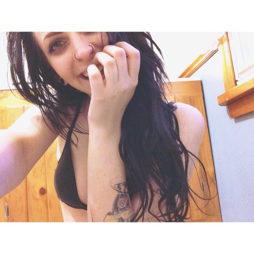bullshitinthebronx:  I sit on my bathroom floor and take low quality photos in my bra for fun. 