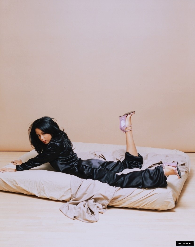 festivemomentspow:  Aaliyah, 2001