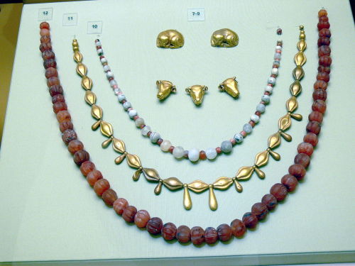 adokal:Minoan jewellery, 20th-15th c. BCE. Heraklion Archeological Museum, Heraklion, Crete, Greece.