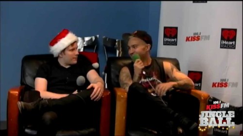 planetary-go-away: fall out bauble// merry christmas ya’ll lovely memes !!