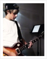  Niall Horan playing One Thing [x]      