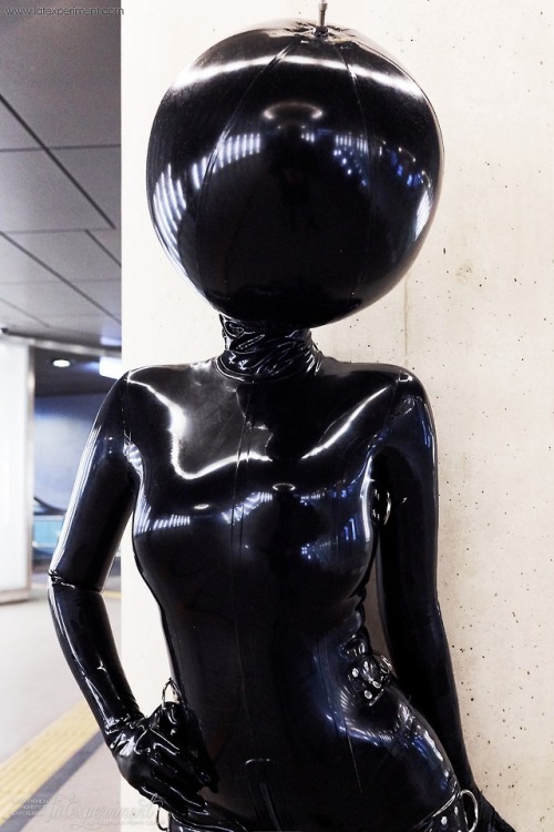 Sex kinkygoethe: Heavy rubber doll! ♥ by Latexperiment.com pictures