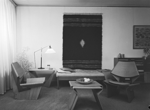 Grete Jalk’s apartment in Skodsborg, Denmark. 1960s. Photography by Keld Helmer-Petersen. Via kunstb