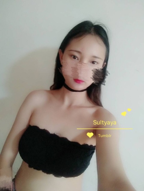 sultyaya:既然大家都那么的好奇yaya的样子，我就微微露一下脸吧 大长腿，你们，快夸我 需要加我微信的，扫码后备注一下自己的微信号或者qq号。