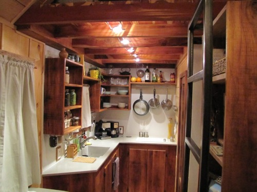 elle-est-aimee:smallandtinyhomeideas:Wind River Customs via Tiny House SwoonPAAATRIIICKtinyhousetiny