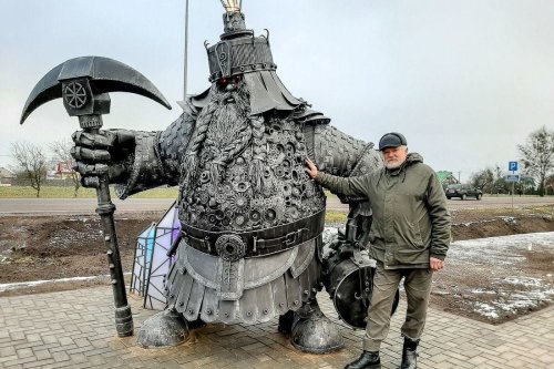 noblepeasant:randomencounters:steampunktendencies:steampunktendencies:An old sculptor built a dwarf 