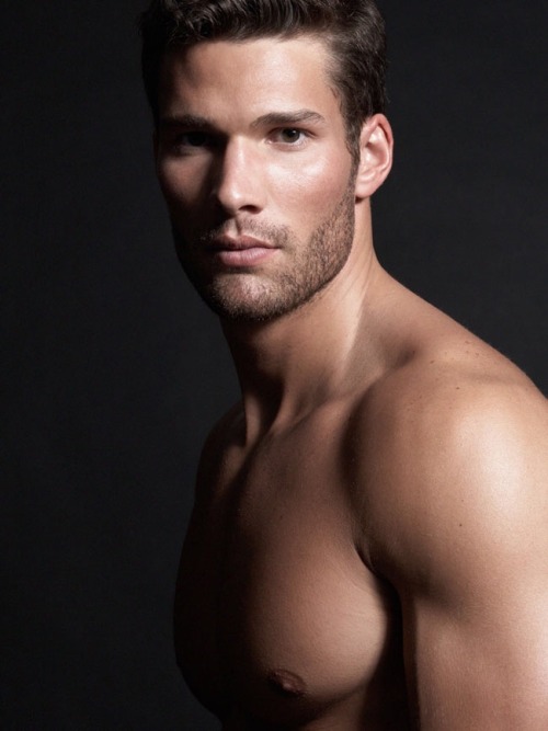 Sex hotfamous-men:  Aaron O’Connell pictures