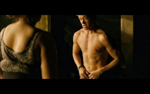 famousmennakeduk:  Ed Speelers known for starring in Eragon and Downton Abbey shows his sexy bum in Love Bite 