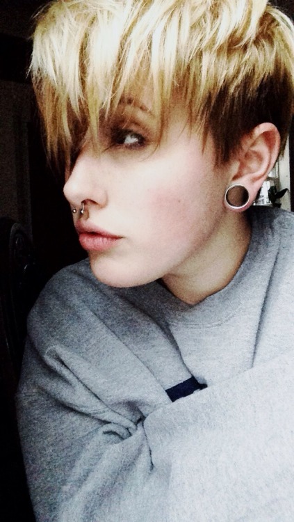 ccc0urtney:  blondeee 