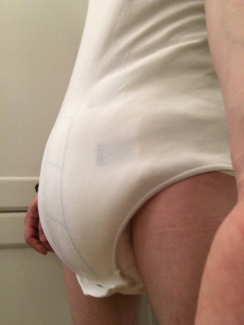 Porn photo diaperedducktail:  I need a onesie to hold