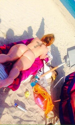 walt1992:  Imagine walking on the beach and you see this hyna laying like that?!? Fuck dog id pull my dick out and let that mother fucker hang out my shorts n be like what’s brackin mama? Whatchu tryna do tonight?!? 