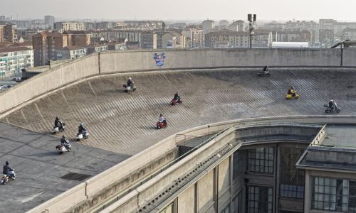 vespapapapa:  Rooftop riding!! Love Vespa!! Thanks Fiat!!