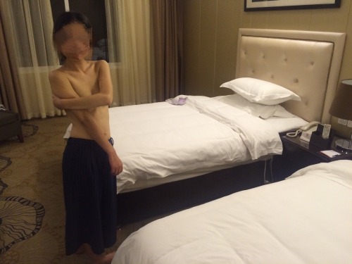 Sex mygirlfrienddaily:  到酒店咯，小骚货脱了上衣理衣服准备去洗干净，然后就…干嘛呢，希望什么呢？ pictures