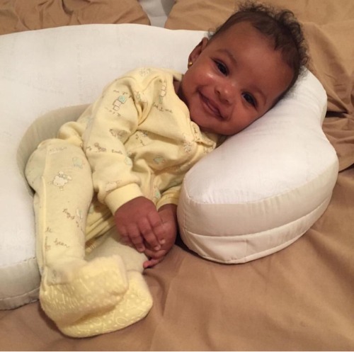 torontoshawtyy:  crockohdialrock:  Idk man, I just gotta reblog this baby every time I see her! Just too much cute to pass by   😍😩👶🏾💕