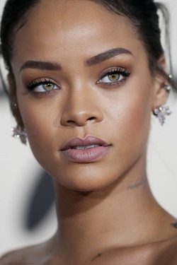 arielcalypso:Rihanna at the 57th Grammy awards,