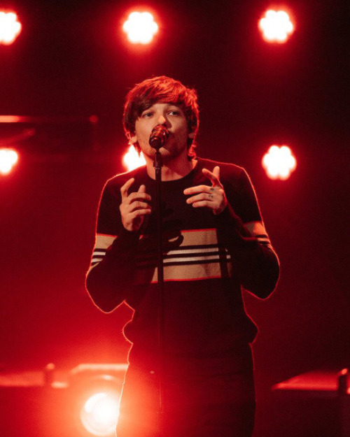 lthqs:Louis performing at The Late Late Show, photographed by Terence Patrick 