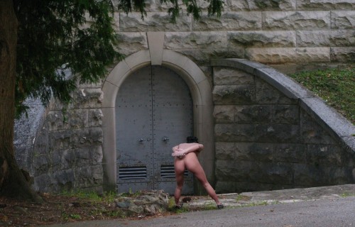 https://extreme-bondage.tumblr.com/post/126296354522
